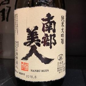 ​葡萄酒用啥杯子(葡萄酒怎么拿杯子)