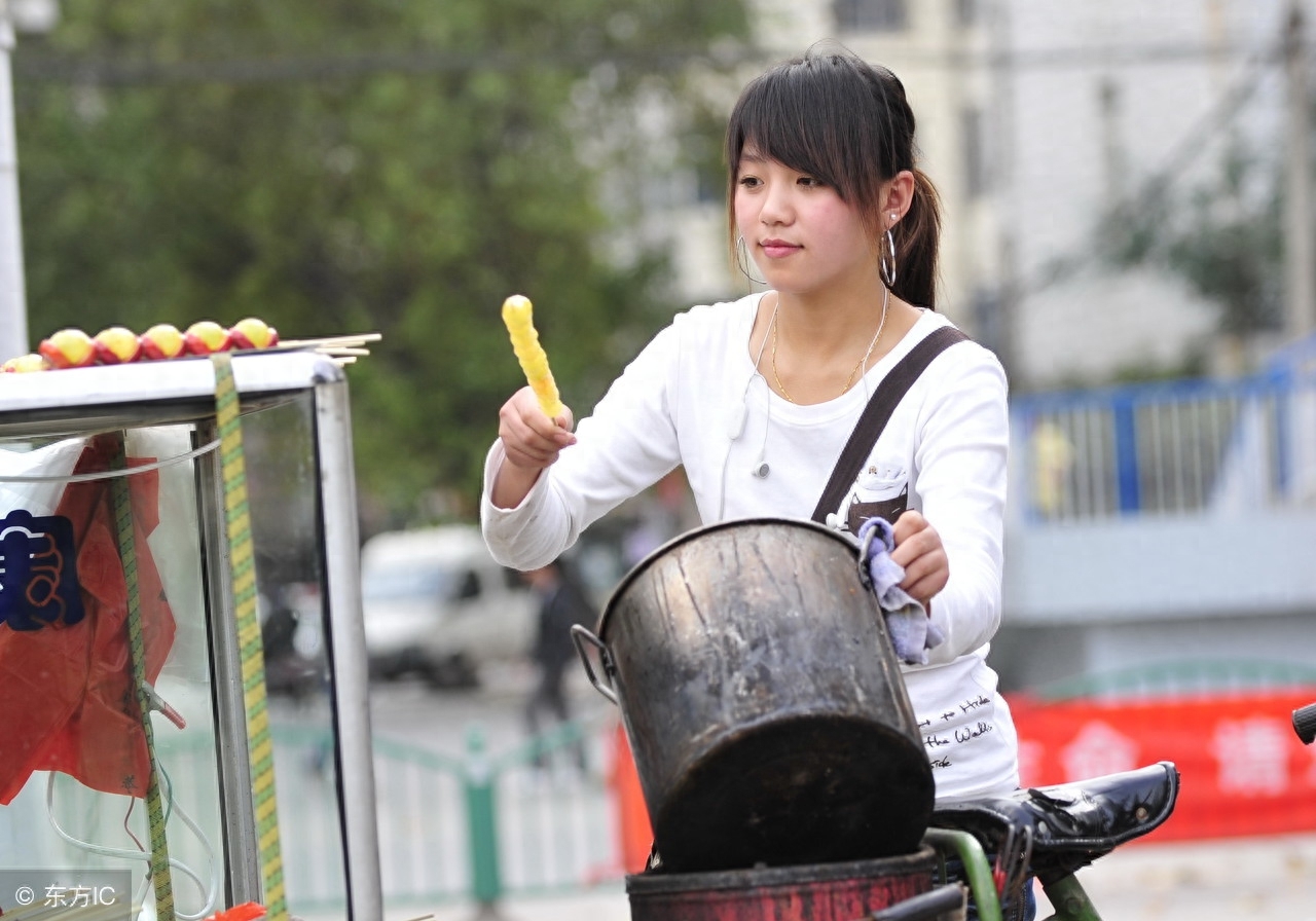 还记得九年前走红网络的西安“糖葫芦西施”康晓菡吗？