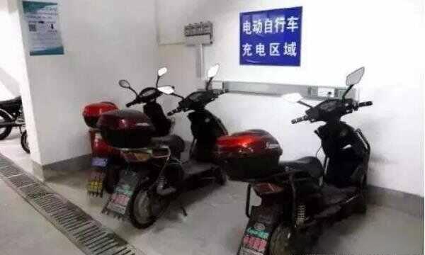 电动车充电器发热正常吗？电动车充电器发热烫手怎么回事-