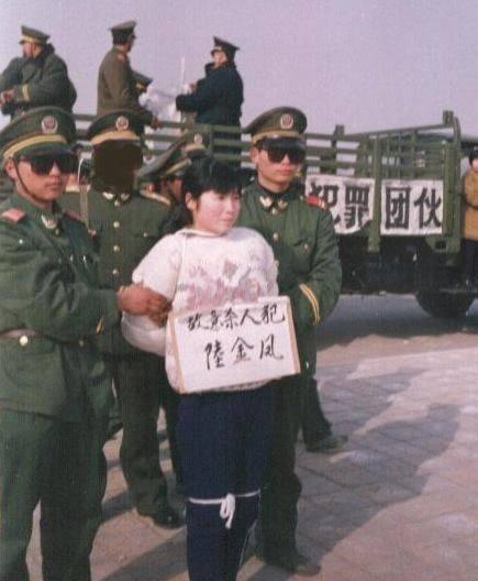 1995年，悲苦一生的她举起镰刀砍向三个恶男，被抓时嘴里哼着歌谣