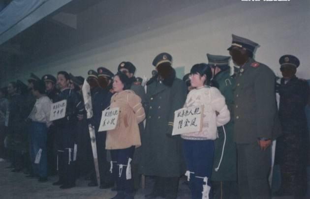 1995年，悲苦一生的她举起镰刀砍向三个恶男，被抓时嘴里哼着歌谣