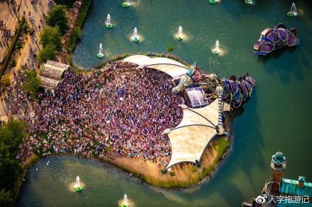 Tomorrowland,爱丽丝梦游仙境般的地方