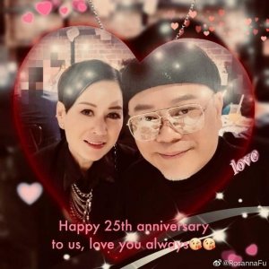 ​携手走过25年！妻子晒合照庆祝银婚，欧阳震华花白胡子出镜显苍老