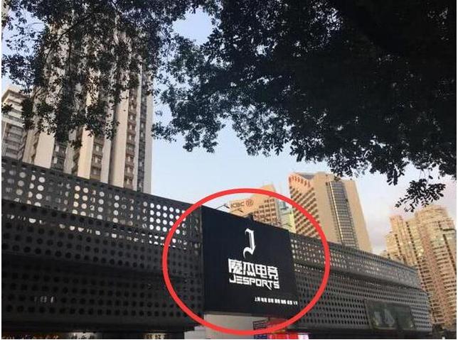 周杰伦投资近2千万开网吧，1小时收费300块，如今生意如何？