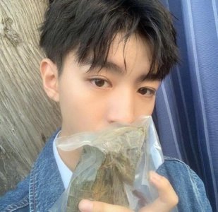 ​王俊凯拍了拍自己？如此别样的祝福方式，只有“王逗逗”了