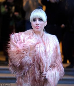 ​Lady Gaga变“粉骨精”米兰街头引轰动 烟熏妆配道姑头造型雷人