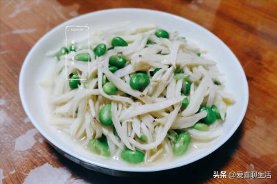 ​毛豆别再煮着吃了，搭配这菜炒一盘，8分钟上桌，软嫩鲜美特下饭