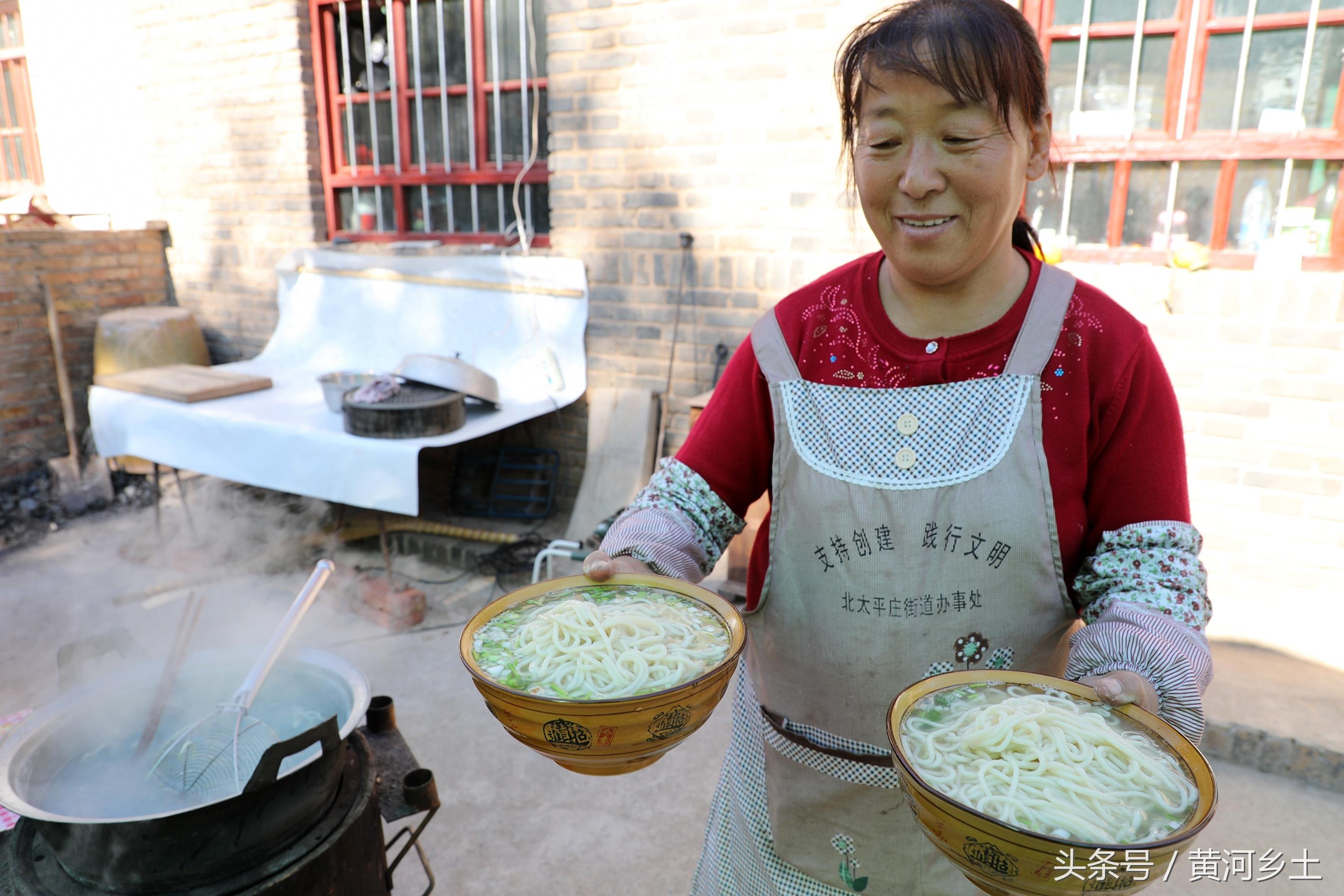 山西大嫂家门口卖羊肉饸饹面10元一碗，一年只干十天，纯挣一万元