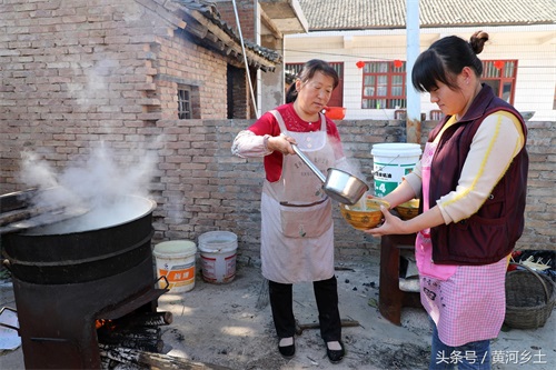 山西大嫂家门口卖羊肉饸饹面10元一碗，一年只干十天，纯挣一万元