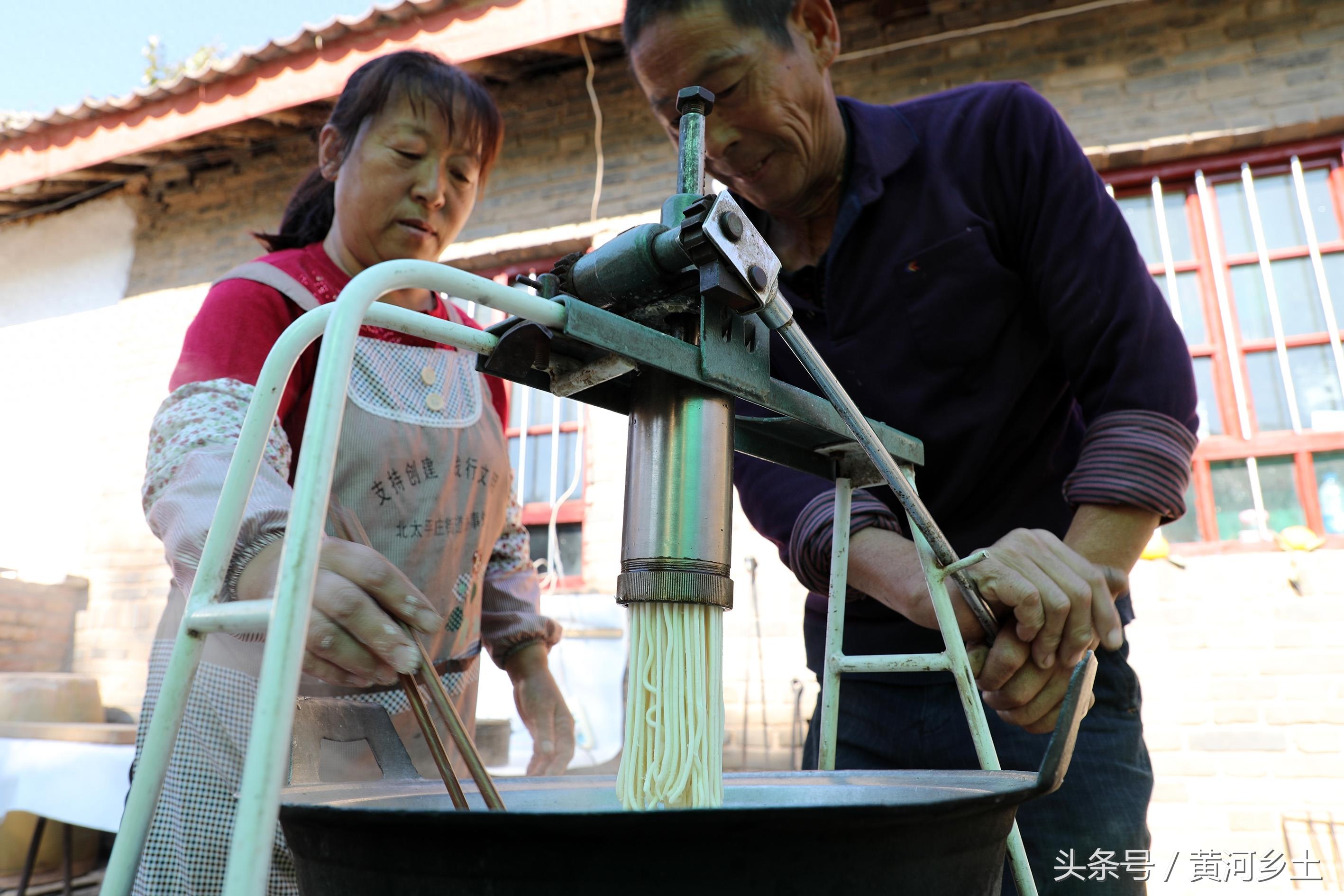 山西大嫂家门口卖羊肉饸饹面10元一碗，一年只干十天，纯挣一万元