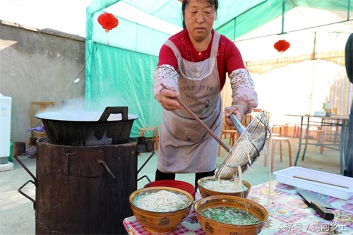 山西大嫂家门口卖羊肉饸饹面10元一碗，一年只干十天，纯挣一万元