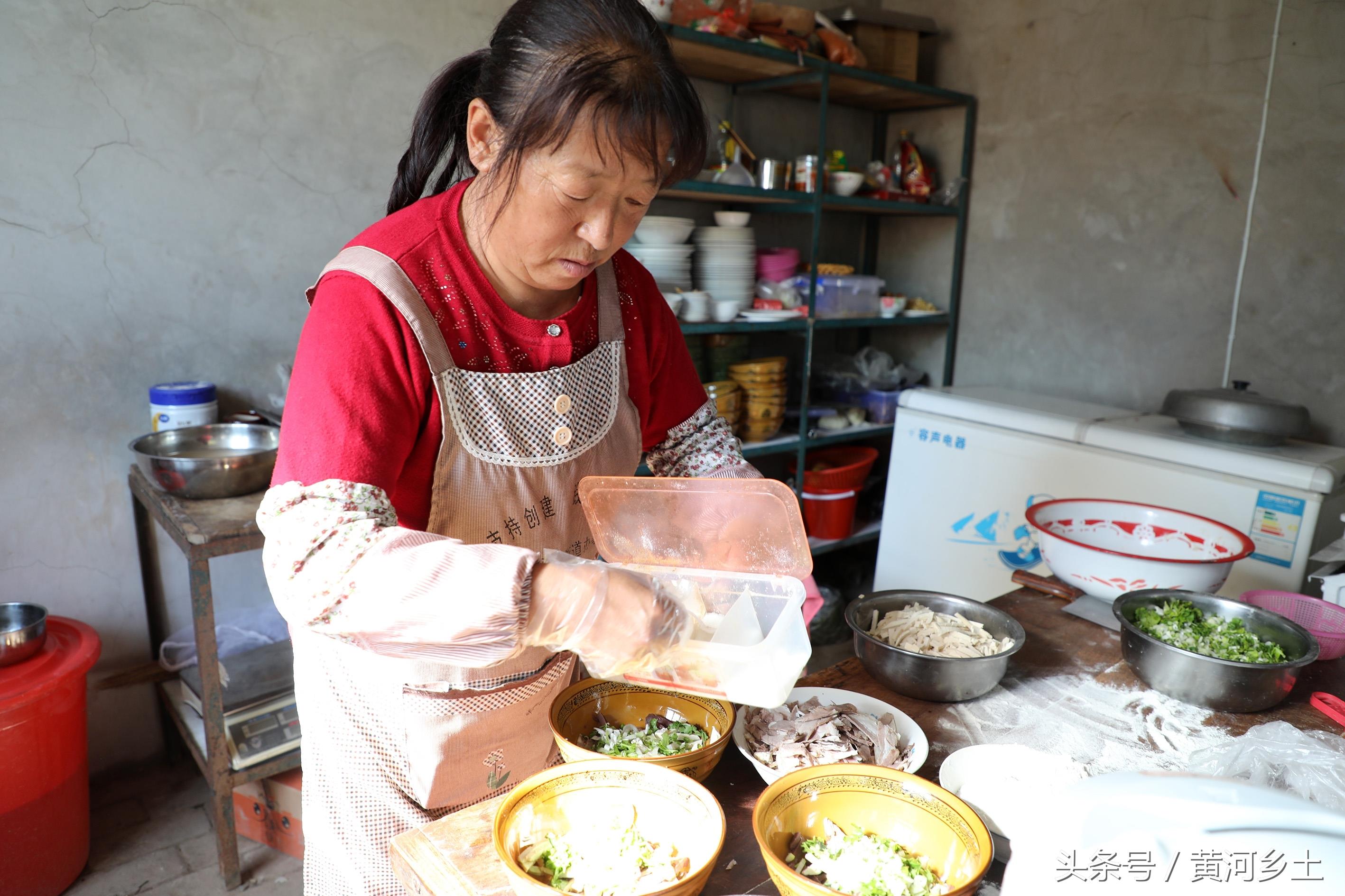 山西大嫂家门口卖羊肉饸饹面10元一碗，一年只干十天，纯挣一万元