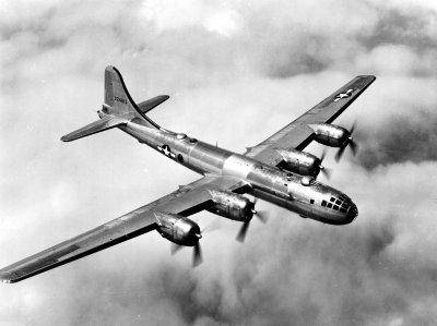 ​日本上空的原子弹携带者- B-29“超级堡垒”轰炸机