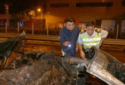 ​香港男星遭遇车祸及时逃生 阮兆祥所开跑车撞上货车着火烧毁