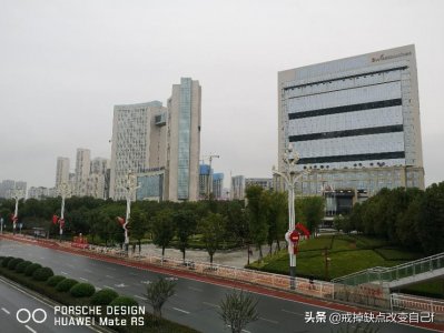 ​安康市，位于陕西省东南部，北依秦岭，南靠巴山，汉水横贯。